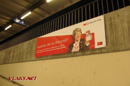 28.12.2018 – Sargans: „Rozumíte jen nádraží?“ – reklama na aplikaci SBB a v hlavní roli je opět snad nejznámější důchodkyně ve Švýcarsku © Dominik Havel