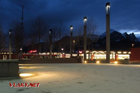 28.12.2018 – Sargans: přednádraží, na pozadí Stadler Kiss jako protisměr linky IR13 © Dominik Havel
