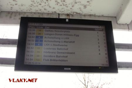 28.12.2018 – Bregenz Bahnhof: na odjezdovou tabuli se vejdou pouze spoje jedoucí během následujících čtyřech minut © Dominik Havel