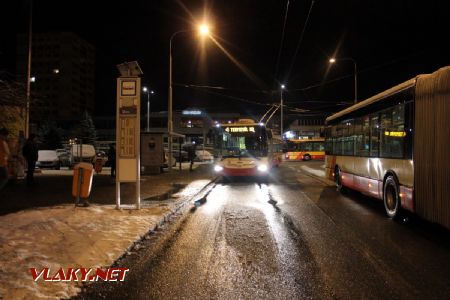 04.02.2019 - Hradec Králové, Pod Strání: trolejbus Škoda 31Tr č. 61 linky 4 u nástupního stanoviště © PhDr. Zbyněk Zlinský