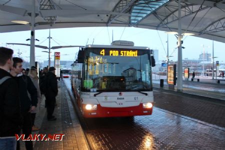 04.02.2019 - Hradec Králové, THD: trolejbus Škoda 31Tr č. 61 odjede na lince 4 včas a ze správného stanoviště © PhDr. Zbyněk Zlinský