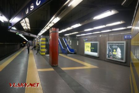 Ponurá atmosféra římského metra šedožlutých dlaždiček a gumové podlahy, 17. 02. 2019 © Libor Peltan