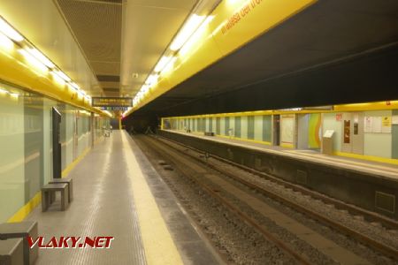 Aversa, nevyužitá délka nástupiště duhové linky meziměstského metra, 18. 02. 2019 © Libor Peltan