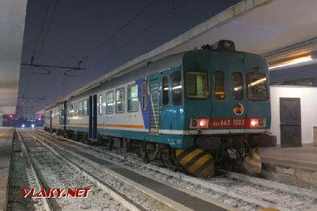 Napoli Centrale binario 4, ALn 663 Trenitalia, 21. 02. 2019 © Libor Peltan