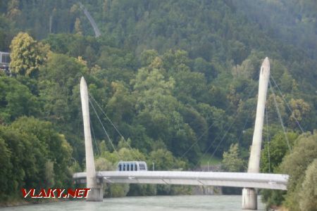 10.7.2016 - Hungerburgbahn prechádza ponad rieku Inn, hore viditeľný strmý úsek trate © Vybo