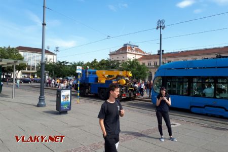 Zagreb: Neschopný Crotram je tažen na tyči © Tomáš Kraus, 30.5.2018