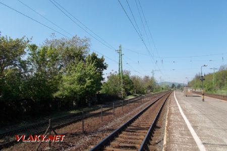 Verőce, koľajisko stanice smer Nagymaros (Szob), vľavo pripojenie koľaje ku pôvodnému prekladisku úzkorozchodnej železnice; 22.04.2016 © Michal Čellár
