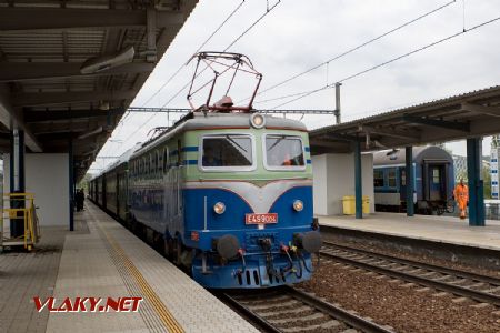 27.4.2019 - Praha-Holešovice: E 499.004, osobní vlak na Masarykovo nádraží © Jiří Řechka