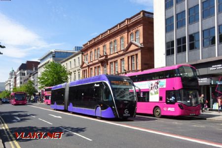 Belfast Donegall square, trambus Van Hool ExquiCity 18 systému Glider, 13.5.2019 © Jiří Mazal