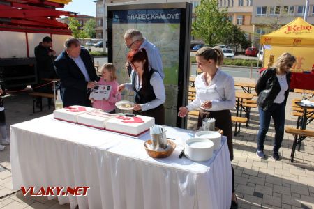 18.05,2019 - Hradec Králové, THD: krájení dortu pro veřejnost a zpovídání dcerky ředitele DPmHK © PhDr. Zbyněk Zlinský