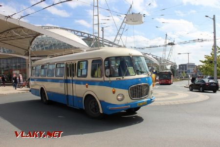 18.05,2019 - Hradec Králové: autobus Škoda 706 RTO CAR (1971) vyráží na linku 70 © PhDr. Zbyněk Zlinský