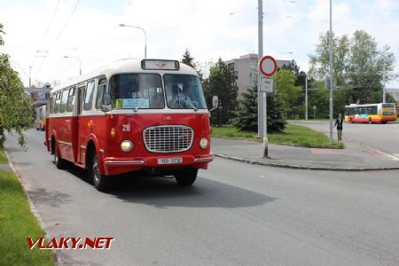 18.05,2019 - Hradec Králové, Pod Strání: autobus Škoda 706 RTO MTZ (73013909/1967) č. 28 DPmP odjíždí k THD © PhDr. Zbyněk Zlinský