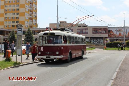 18.05,2019 - Hradec Králové, Pod Strání: trolejbus Škoda 9TrHT26 (7097/1979) DPmP č. 353 na nástupním stanovišti © PhDr. Zbyněk Zlinský