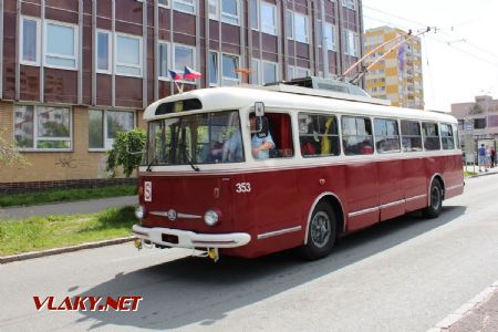 18.05,2019 - Hradec Králové, Pod Strání: trolejbus Škoda 9TrHT26 (7097/1979) DPmP č. 353 odjíždí k THD © PhDr. Zbyněk Zlinský