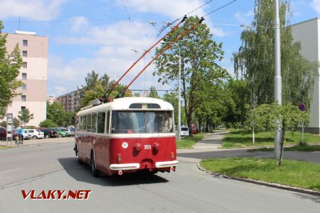18.05,2019 - Hradec Králové, Pod Strání: trolejbus Škoda 9TrHT26 (7097/1979) DPmP č. 353 odjíždí k THD © PhDr. Zbyněk Zlinský