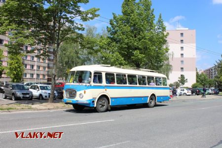 18.05,2019 - Hradec Králové, Pod Strání: autobus Škoda 706 RTO CAR (1971) opouští výstupní stanoviště © PhDr. Zbyněk Zlinský