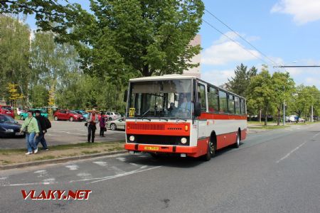 18.05,2019 - Hradec Králové, Pod Strání: autobus Karosa B732.1654 (32792/1993) č. 202 opouští výstupní stanoviště © PhDr. Zbyněk Zlinský