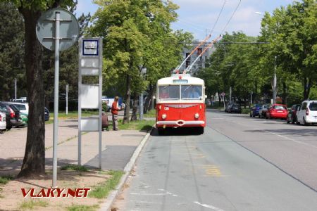 18.05,2019 - Hradec Králové, Pod Strání: trolejbus Škoda 8Tr9 (693/1960) č. 136 DPmP přijíždí k výstupnímu stanovišti © PhDr. Zbyněk Zlinský