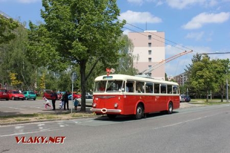 18.05,2019 - Hradec Králové, Pod Strání: trolejbus Škoda 8Tr9 (693/1960) č. 136 DPmP odjíždí z výstupního stanoviště © PhDr. Zbyněk Zlinský