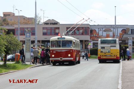 18.05,2019 - Hradec Králové, Pod Strání: trolejbus Škoda 8Tr9 (693/1960) č. 136 DPmP na nástupním stanovišti © PhDr. Zbyněk Zlinský