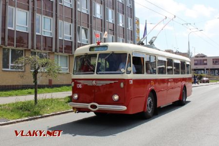 18.05,2019 - Hradec Králové, Pod Strání: trolejbus Škoda 8Tr9 (693/1960) č. 136 DPmP odjíždí k THD © PhDr. Zbyněk Zlinský