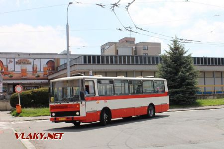 18.05,2019 - Hradec Králové, Pod Strání: autobus Karosa B732.1654 (32792/1993) č. 202 přijíždí k nástupnímu stanovišti © PhDr. Zbyněk Zlinský