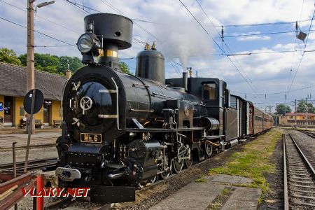 Nostalgický vlak s parnou lokomotívou Mh6 premáva raz do mesiaca, my sme naňho šťastie nemali © Eisenbahnclub Mh6-Christian-Huber