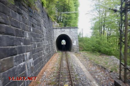 jeden z 21 tunelov na trati, 26.05.2019 © Juraj Földes