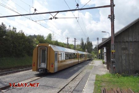 Mitterbach, vlak do Mariazellu dôjde za 7 minút. Panoramatické vozne boli radené na konci. 26.05.2019 © Juraj Földes
