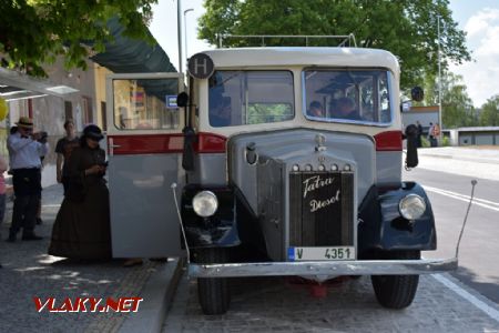 Historický autobus před nádražím ČD, Svitavy 1. 6. 2019. © Pavel Stejskal