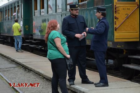 Doprovod parního vlaku v historických uniformách, 1. 6. 2019. © Pavel Stejskal