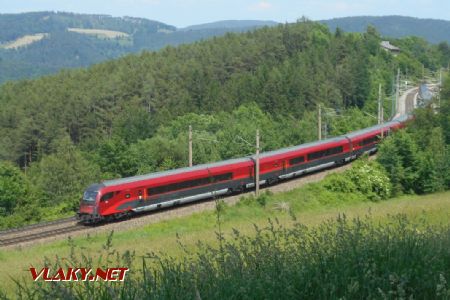 11.06.2019 - Eichberg: Jeden z mnohá vlakov railjet na ceste do doliny © Adam Gorbár 