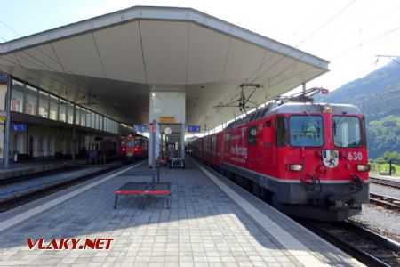 Disentis/Mustér, lokomotiva Ge 4/4 II Rhätische Bahn a elektrický zavazadlový vůz Deh 4/4 z r. 1972 (Matterhorn-Gotthard-Bahn), schopný provozu na ozubnici