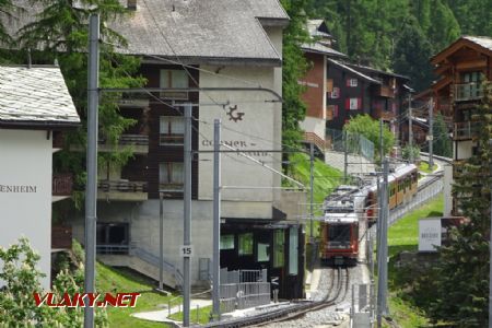 Zermatt, městem projíždí jednotka Bhe 4/8, viditelná odbočka k tzv. Depot-Stollen