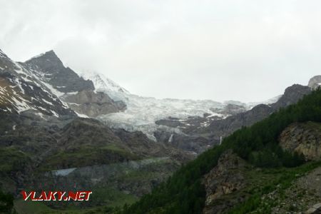 Ledovec svažující se k údolí nedaleko St. Niklaus