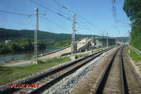 Cestný nadjazd rastie a celkom prekrýva aj vysokú konštrukciu železničného mosta, Púchov, 4.7.2019 © Kamil Korecz