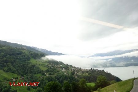 Mezi stanicemi Montreux - Les Avants se nabízí úchvatné výhledy na Ženevské jezero, 15.6.2019 © Jiří Mazal