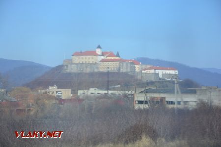 28.02.2018 - Mukačevo, hrad přes okno z ER2 © Václav Vyskočil