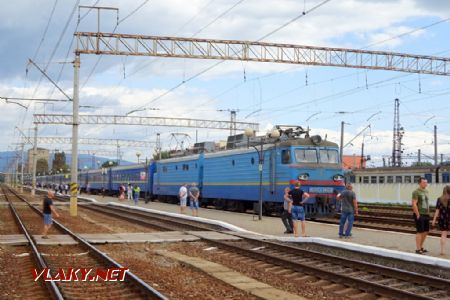 Mukačevo, VL10 s vlakem z Oděsy, 4.8.2019 © Jiří Mazal
