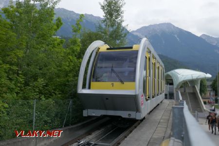 Innsbruck: Hungerburgbahn právě vyjela z tunelu u stanice Löwenhaus, 10.8.2019 © Libor Peltan