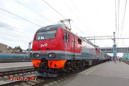 Omsk, lokomotiva ř. EPK s rychlíkem Rossija, 9.8.2019 © Jiří Mazal