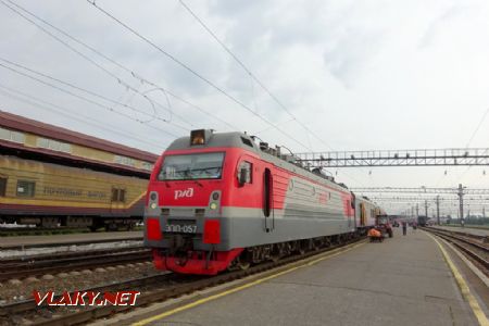 Irkutsk, lokomotiva ř. EP1P s rychlíkem Rossija, 11.8.2019 © Jiří Mazal