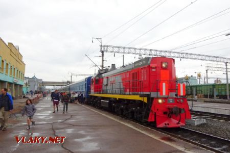 Ulan-Ude, lokomotiva TEM18DM naposunovala další vagony k naší soupravě, 13.8.2019 © Jiří Mazal