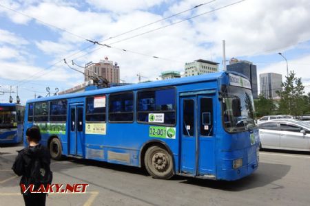 Ulaabaatar, trolejbus na Sukhbaatarském náměstí, 15.8.2019 © Jiří Mazal