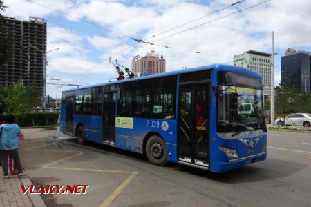 Ulaanbaatar, Sukhbaatarské náměstí, trolejbus JEA 800D Monbus vzniklý přestavbou z autobusu, 15.8.2019 © Jiří Mazal