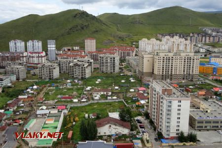 Výhled na Ulaanbaatar z kopce Zaisan - jurty střídají paneláky , 15.8.2019 © Jiří Mazal