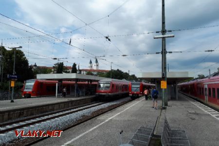 Freising: Plná stanice, souprava Coradií vpravo se zde dělí © Tomáš Kraus, 21.6.2018