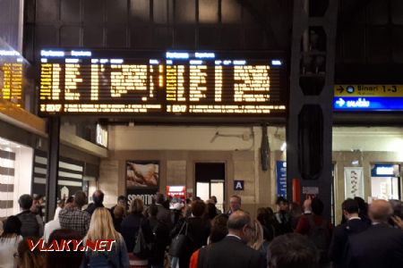 Milano Centrale: Dav čekající na informaci o nástupišti minutu před odjezdem vlaku © Tomáš Kraus, 25.9.2018