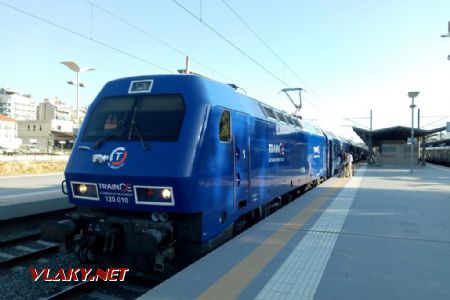 18.8.2019, TrainOSE 120 010 na čele vlaku IC 58 do Solúnu v žst. Atény © Oliver Dučák