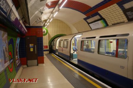 Londýn: souprava metra se mnohdy nevejde na stanici, 19. 7. 2019 © Libor Peltan